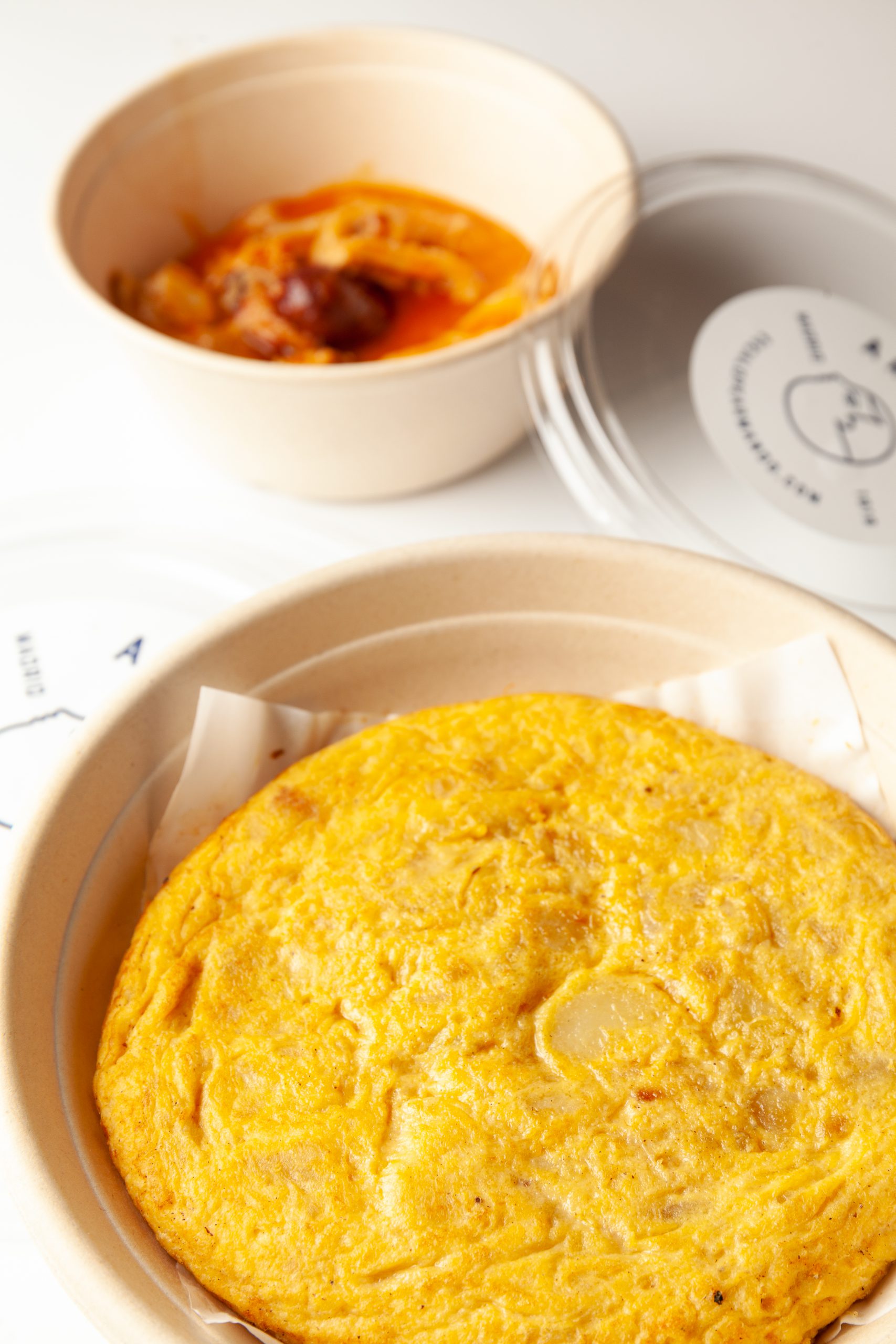 Tortilla de patatas con callos en packaging de entrega